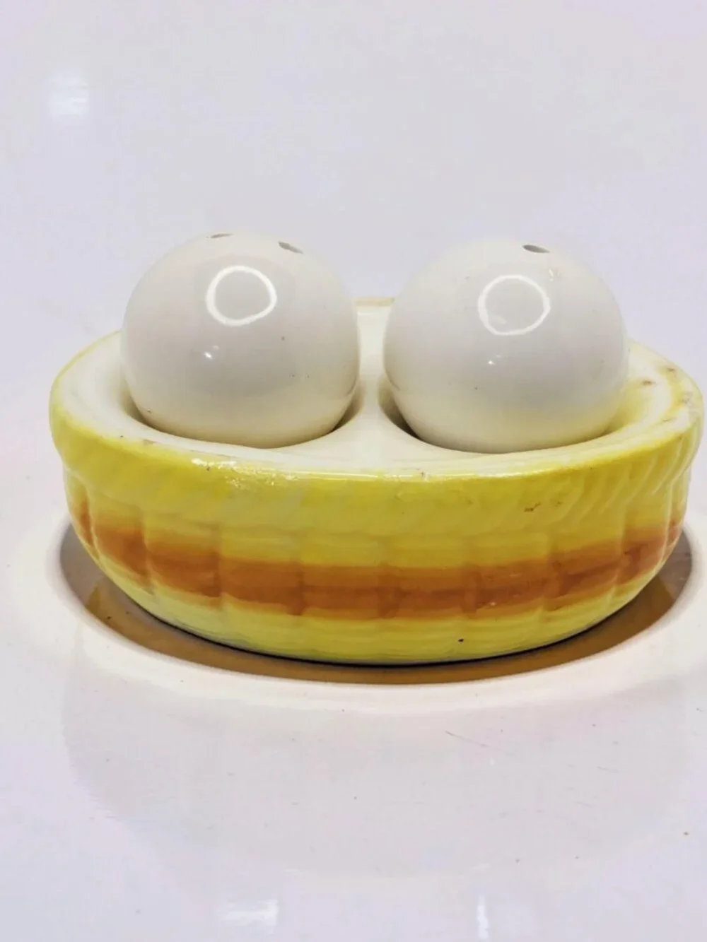 vintage 1970s nesting eggs porcelain salt & pepper shakers.